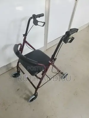 Walker Medical Walker前面with Four Extra Walker in Ethiopia