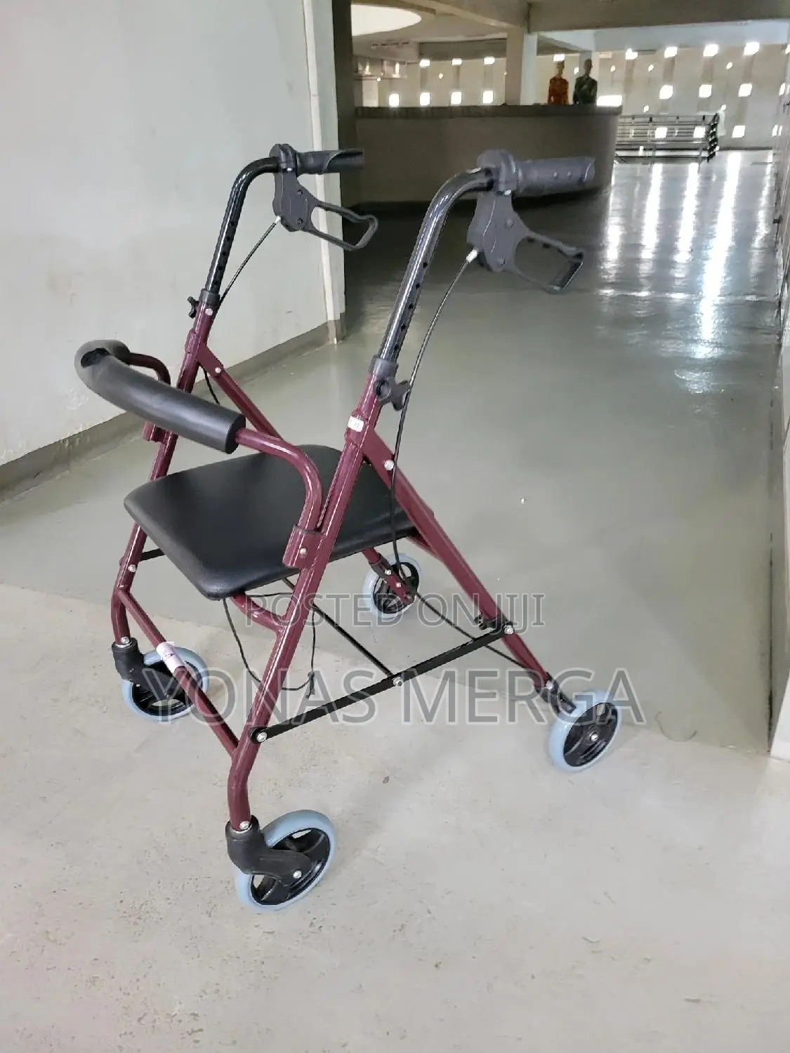 Robust Yet Lightweight Four Wheeled Rollator却عwalker¡¿Walker