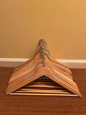 የእንጨት ልብስ መስቀያ