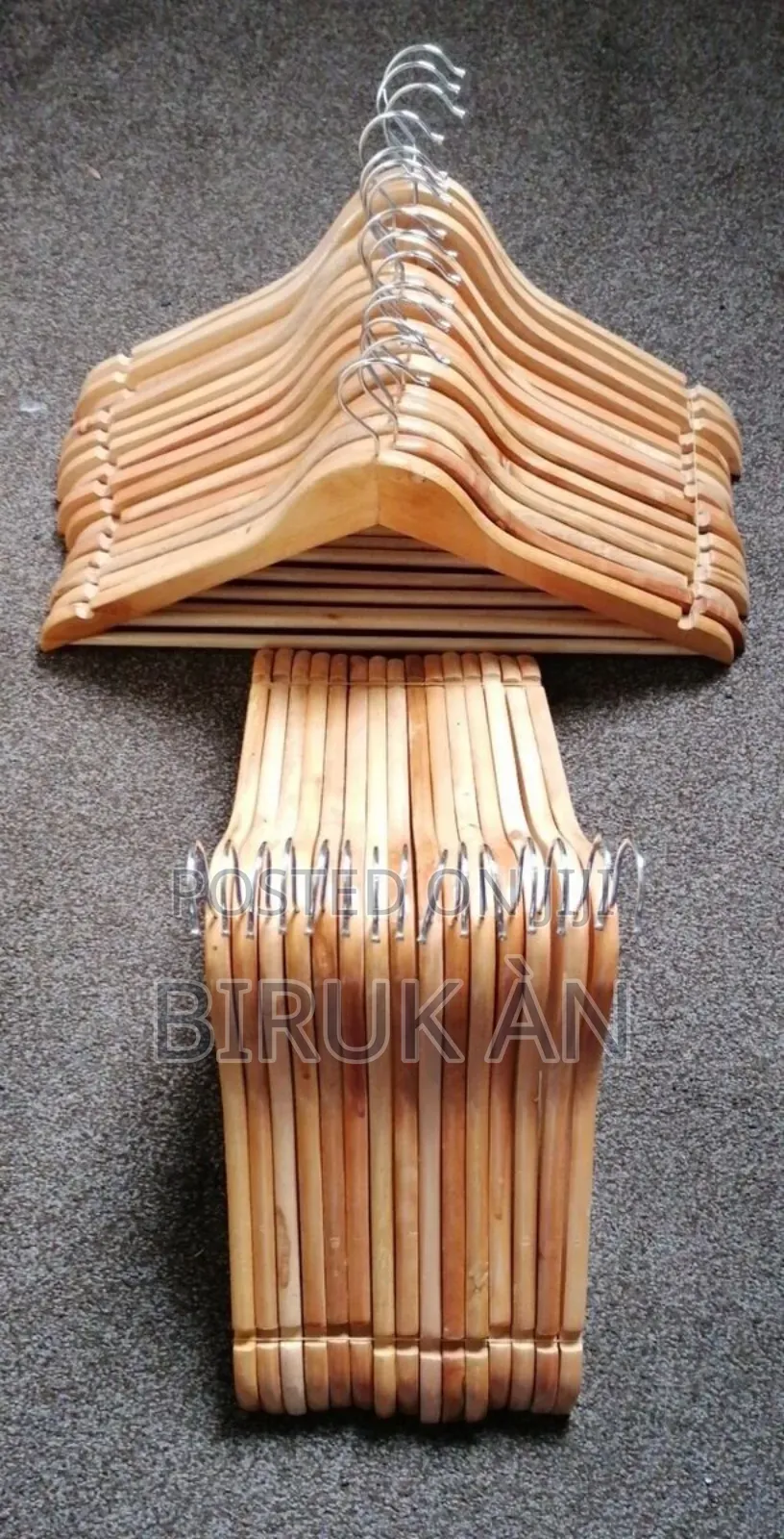 የእንጨት ልብስ መስቀያ