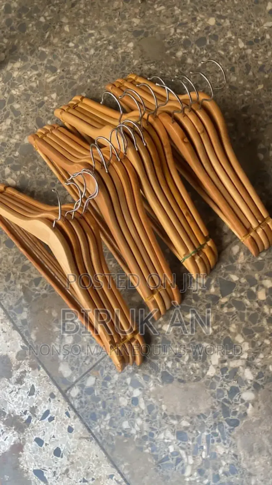 የእንጨት ልብስ መስቀያ