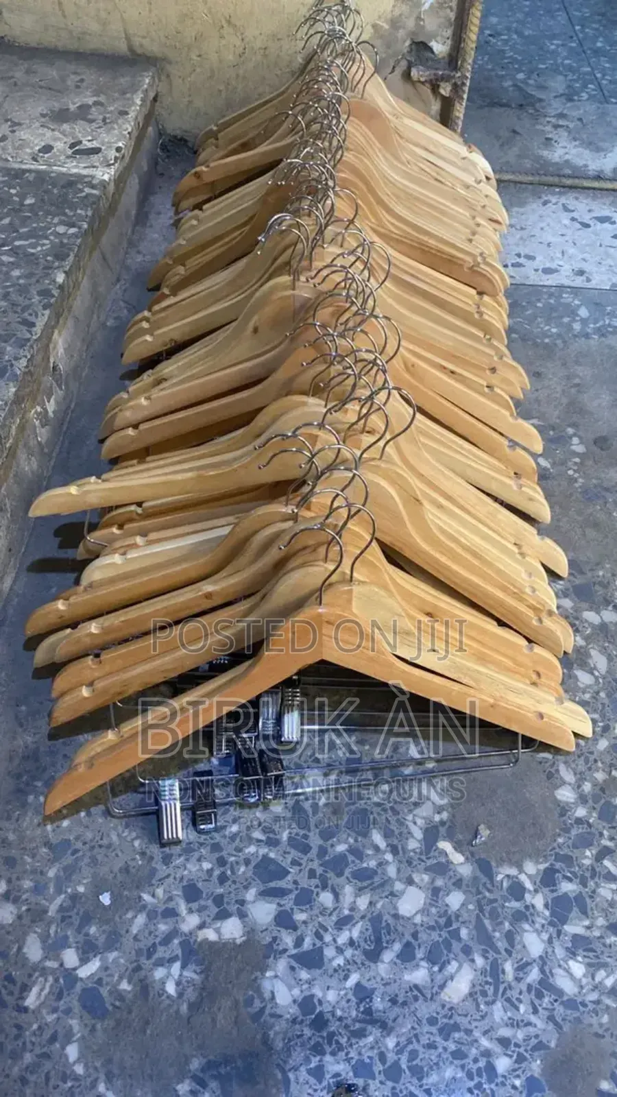 የእንጨት ልብስ መስቀያ