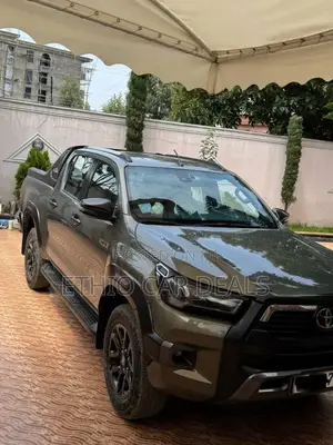 Photo - Toyota Hilux 2021 Gray