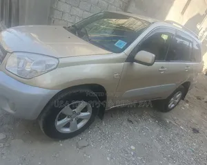 Photo - Toyota RAV4 2005 Gold