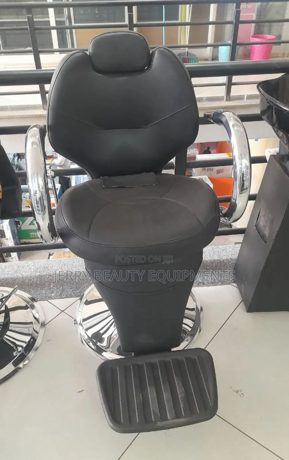 Chrome Hair Salon Chair
የውጪ የፀጉር ቤት ወንበር