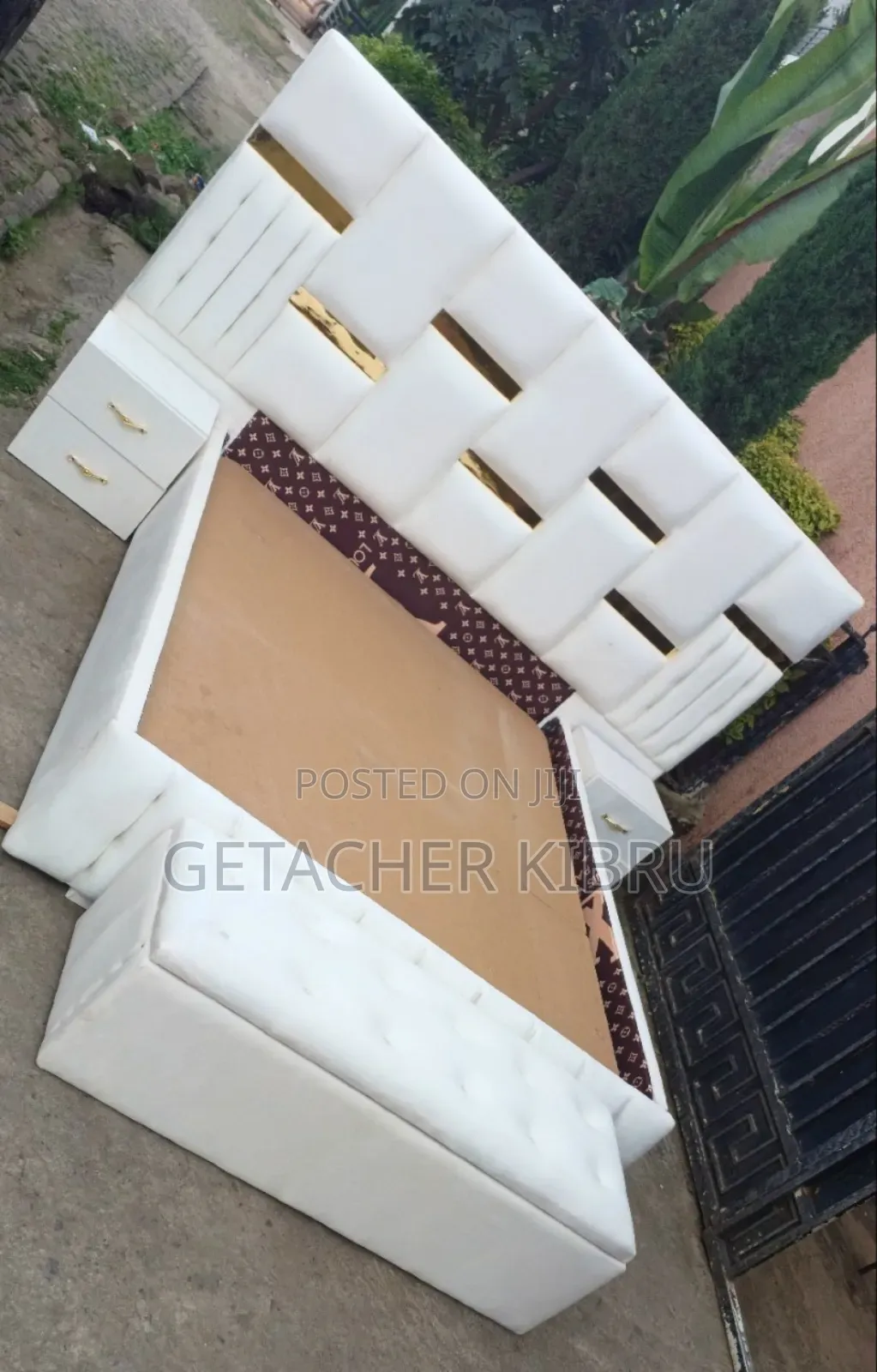 የሚሸጡ አዲስ አልጋ