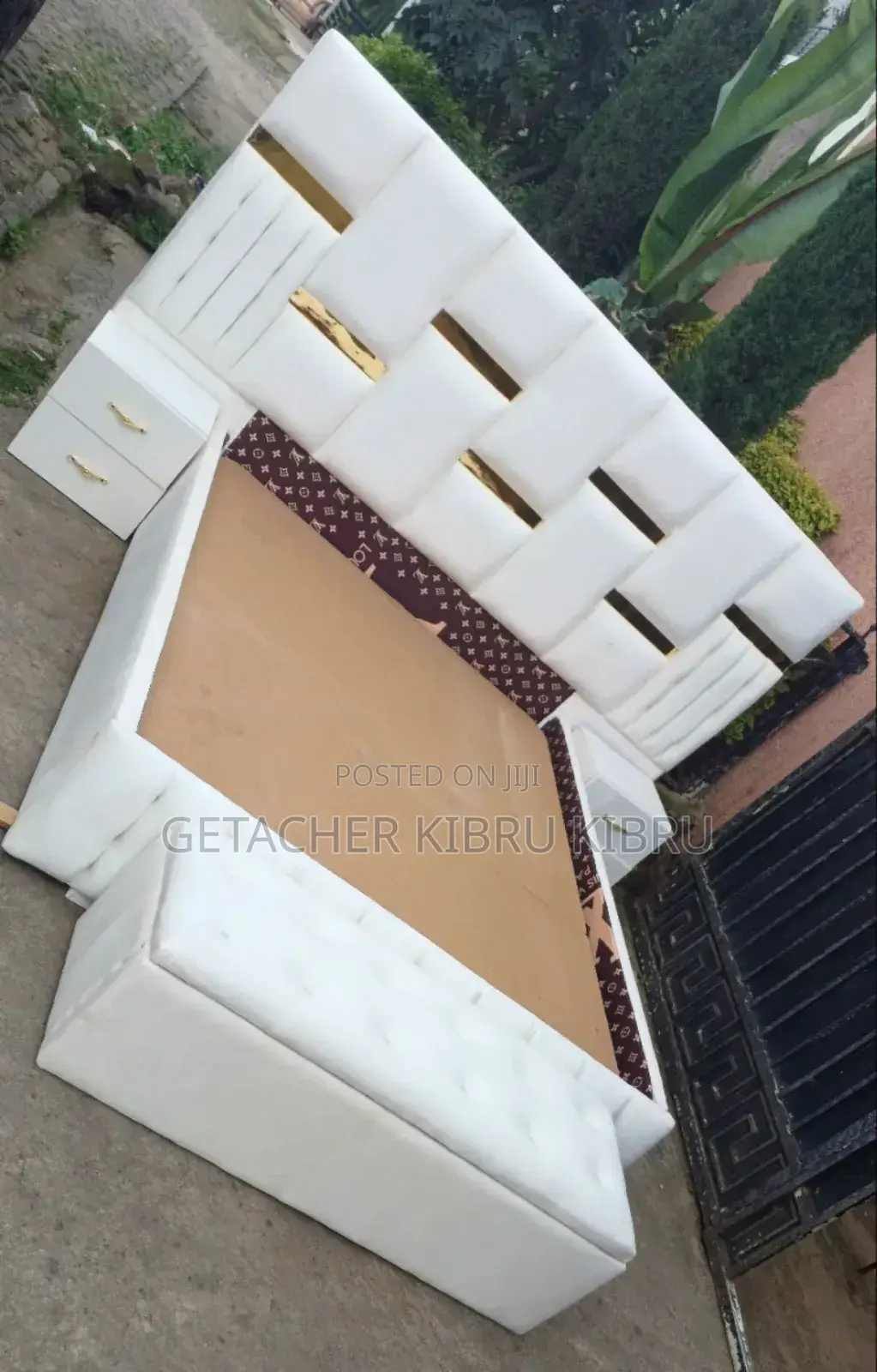 የሚሸጡ አዲስ አልጋ