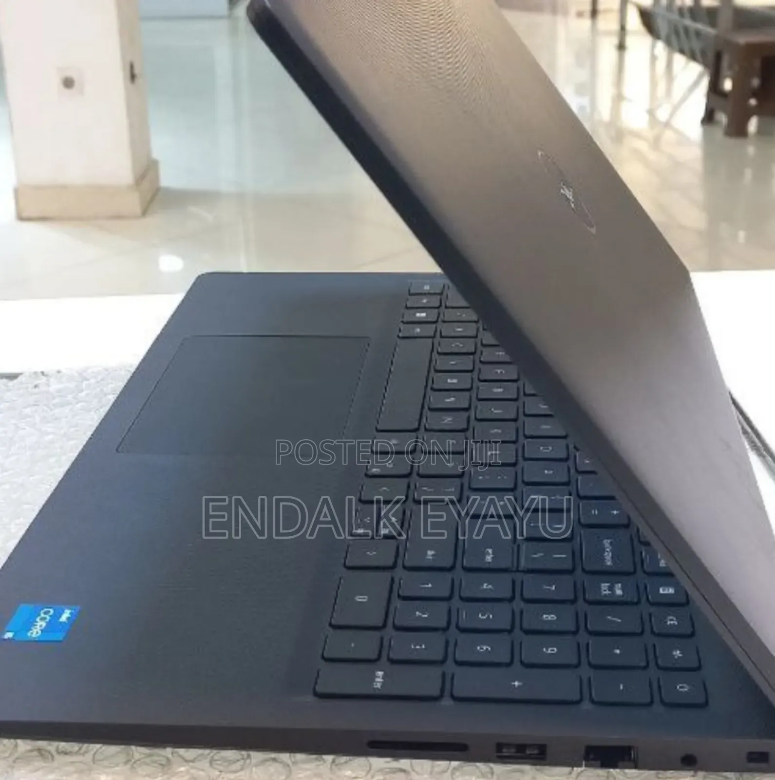 New Laptop Dell Vostro 3520 8GB Intel Core I5 SSD 1T