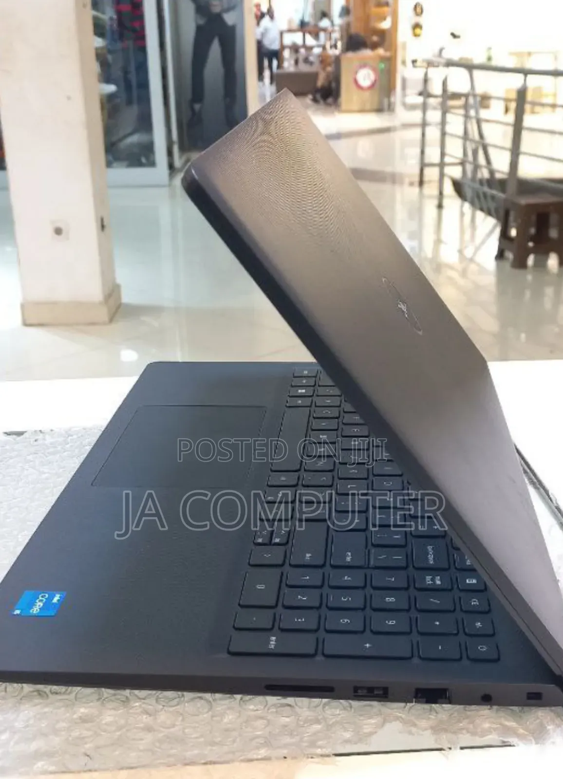 New Laptop Dell Vostro 3520 8GB Intel Core I5 SSD 1T