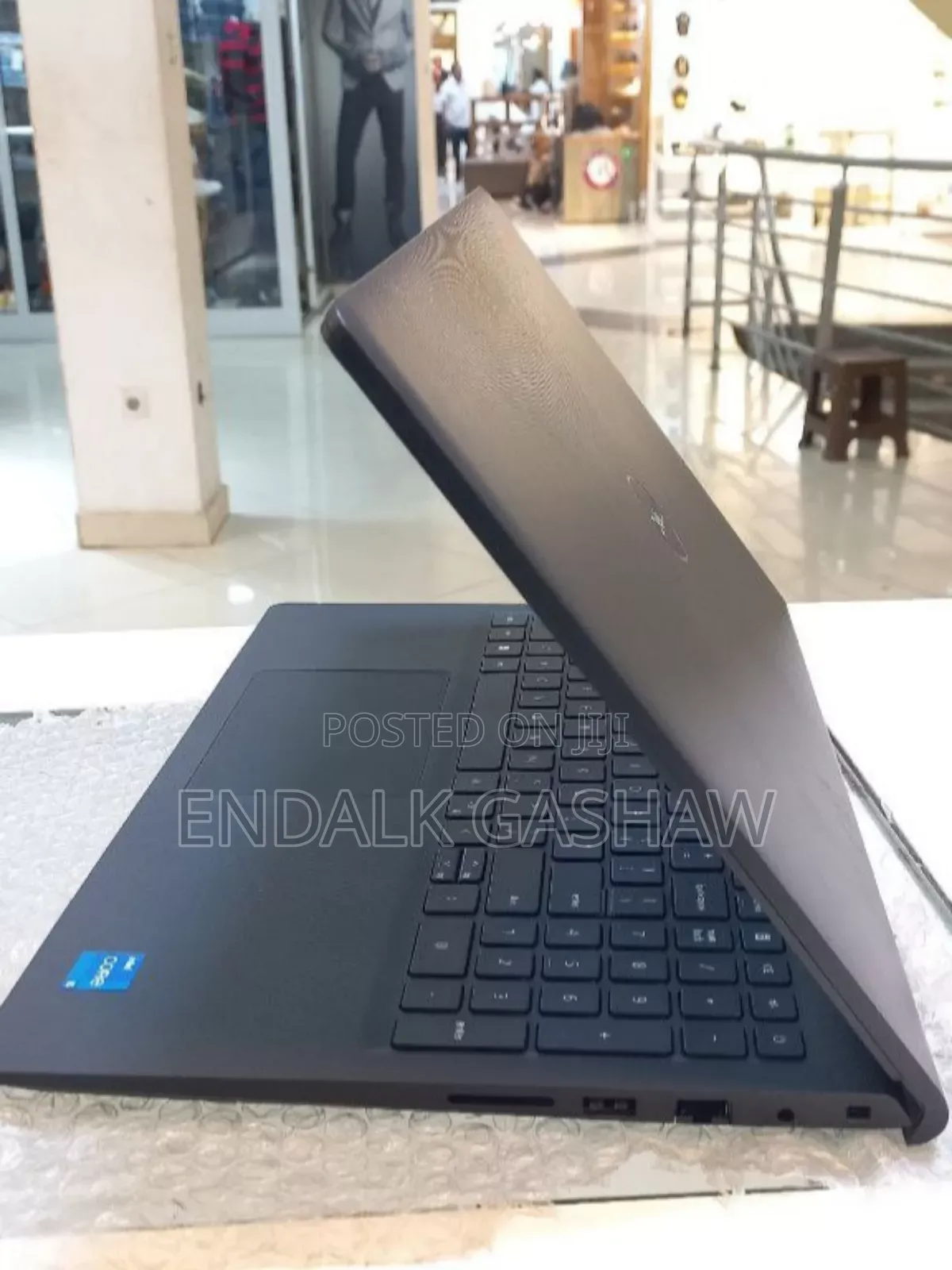 New Laptop Dell Vostro 3520 8GB Intel Core I5 SSD 1T