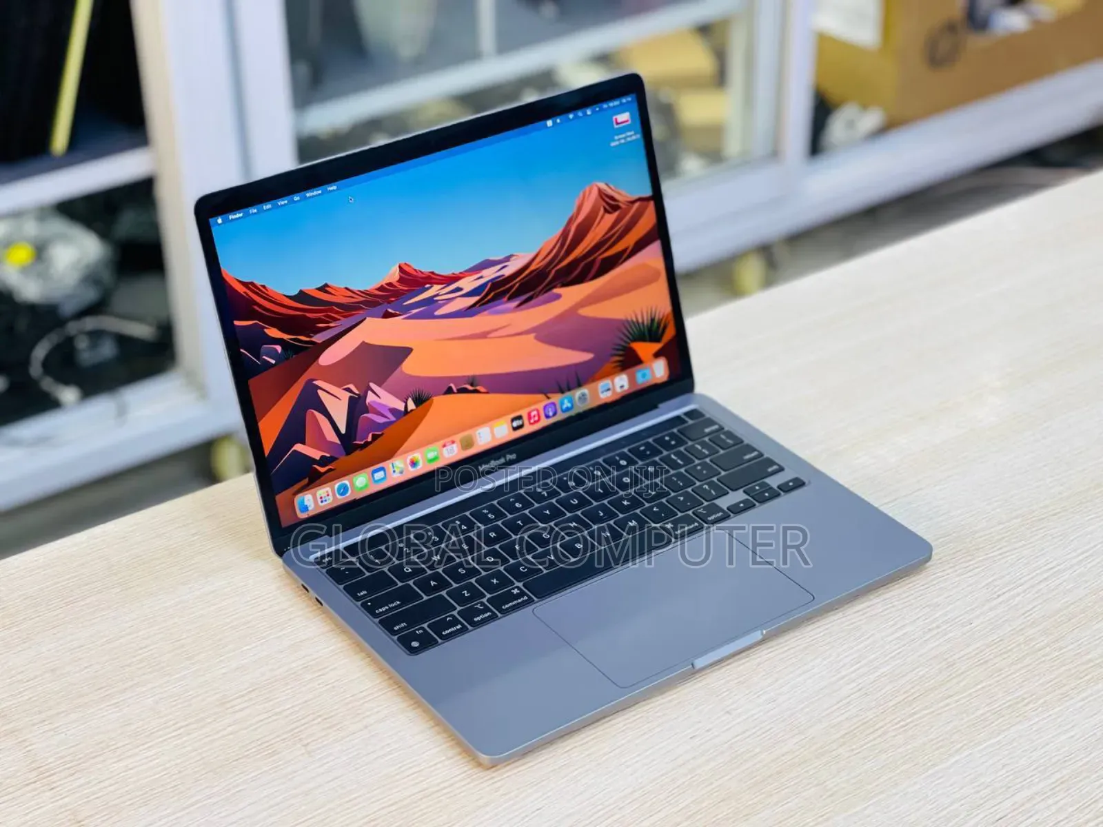 New Laptop Apple MacBook Pro 2020 M1 8GB Apple M1 SSD 256GB