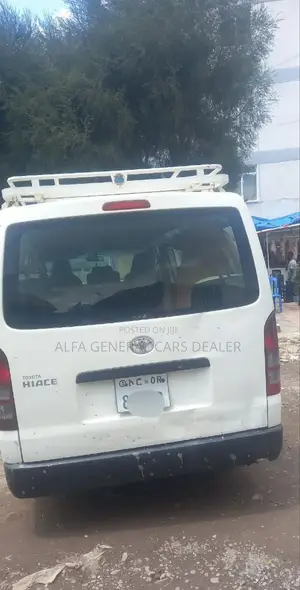 Toyota HiAce 2011 White