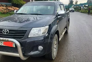 Photo - Toyota Hilux 2012 Black