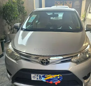 Photo - Toyota Yaris 2015 Silver