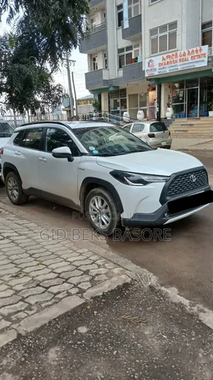 Photo - Toyota Corolla Cross 2022 White