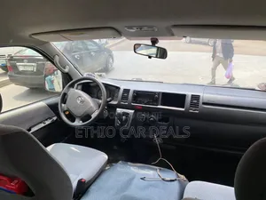 Toyota HiAce 2017 White