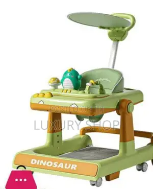 Photo - ዎከር ልጁ ከፍ ብሎ እቃ እየያዘ ለመራመድ