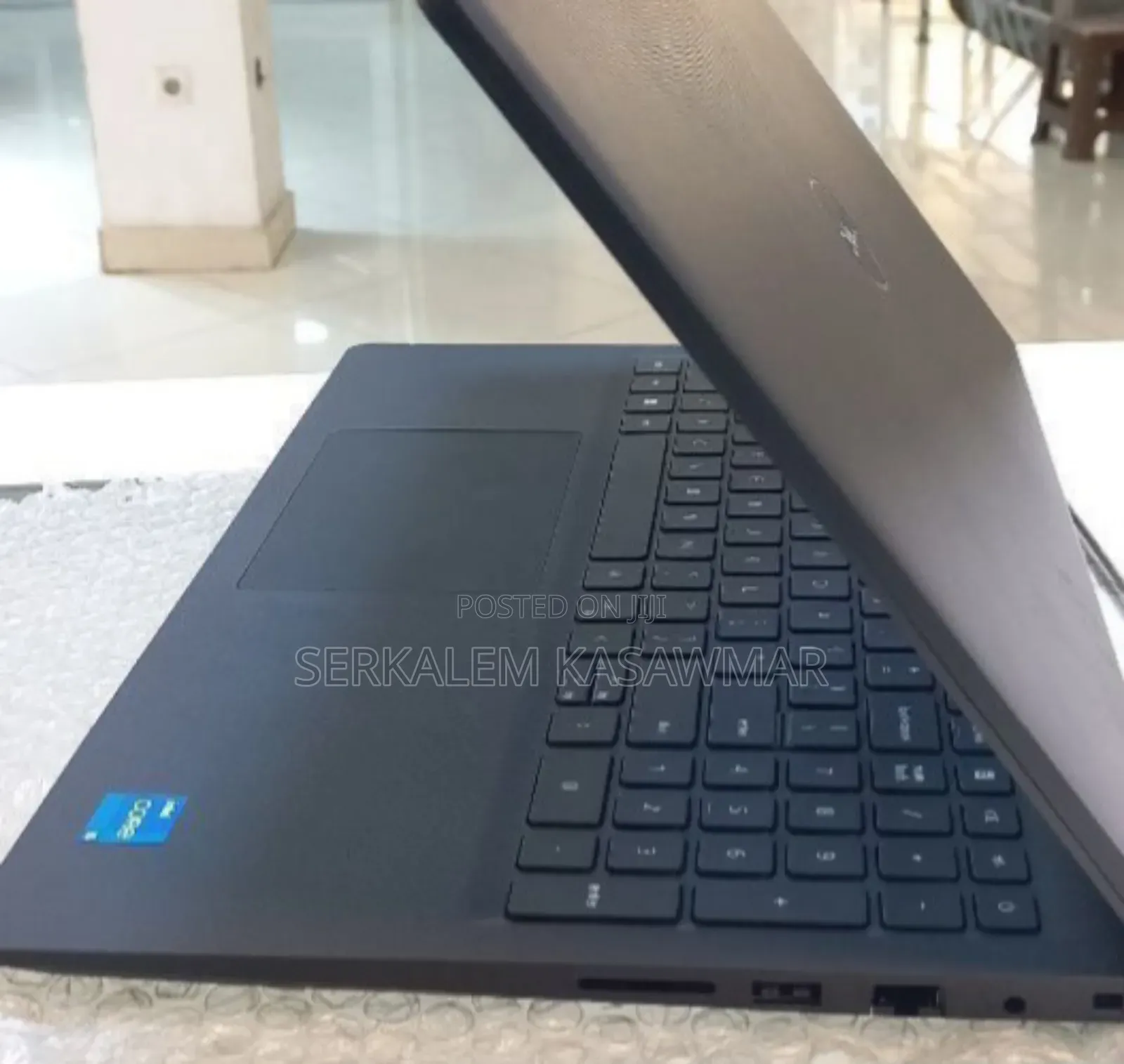 New Laptop Dell Vostro 3520 8GB Intel Core I5 SSD 1T