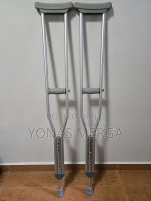 Photo - Underarm Walking Crutchesؤ车relieve Pressure on Your Underarm