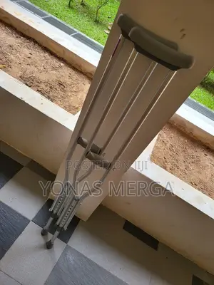 Photo - Underarm Crutchesة尚crutches窗تis Easy to Carry and Store