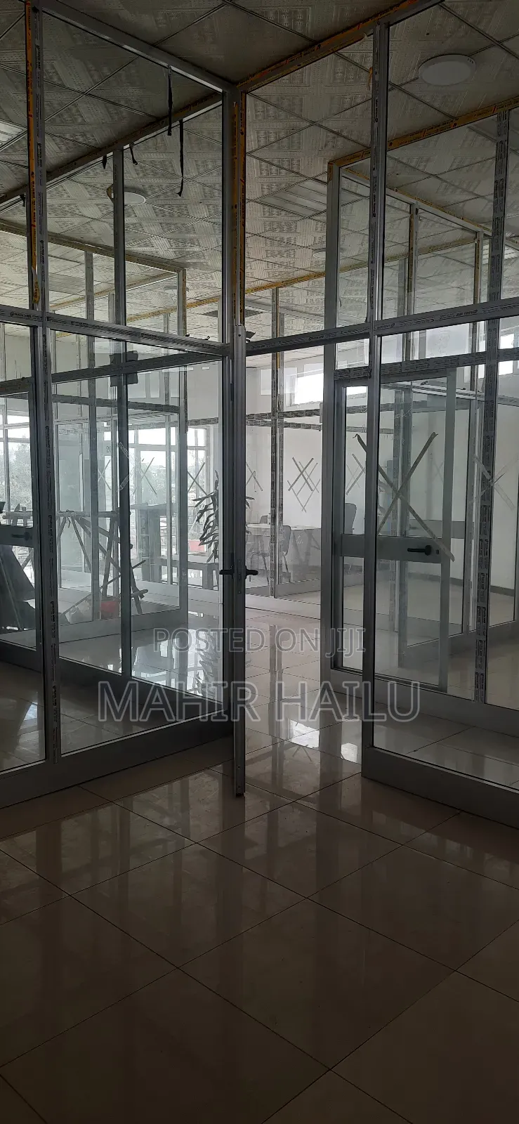 1ኛ ላይ ለቢሮ አገልግሎት