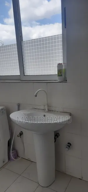 1ኛ ላይ ለቢሮ አገልግሎት