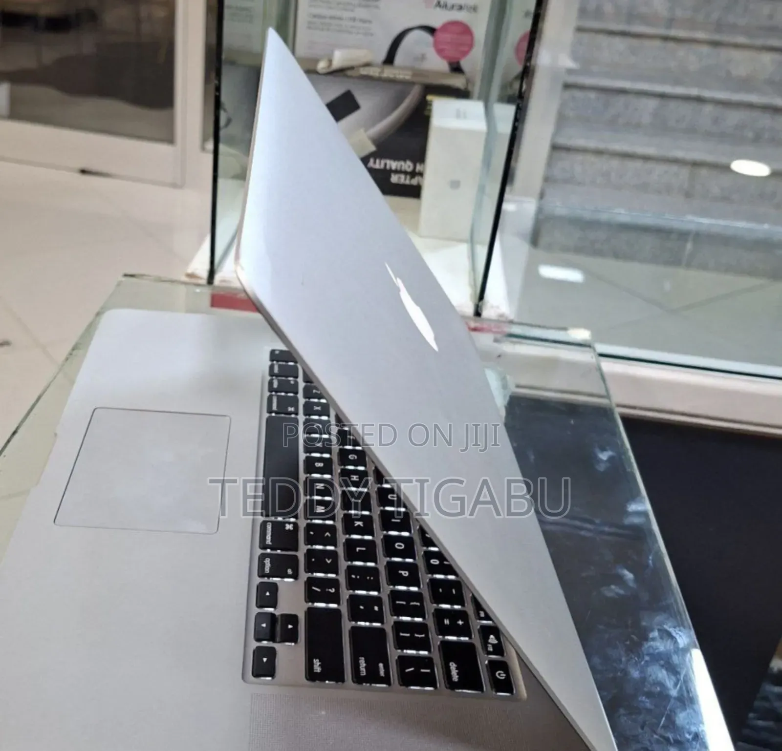 New Laptop Apple MacBook Pro 16GB Intel Core I7 SSD 256GB