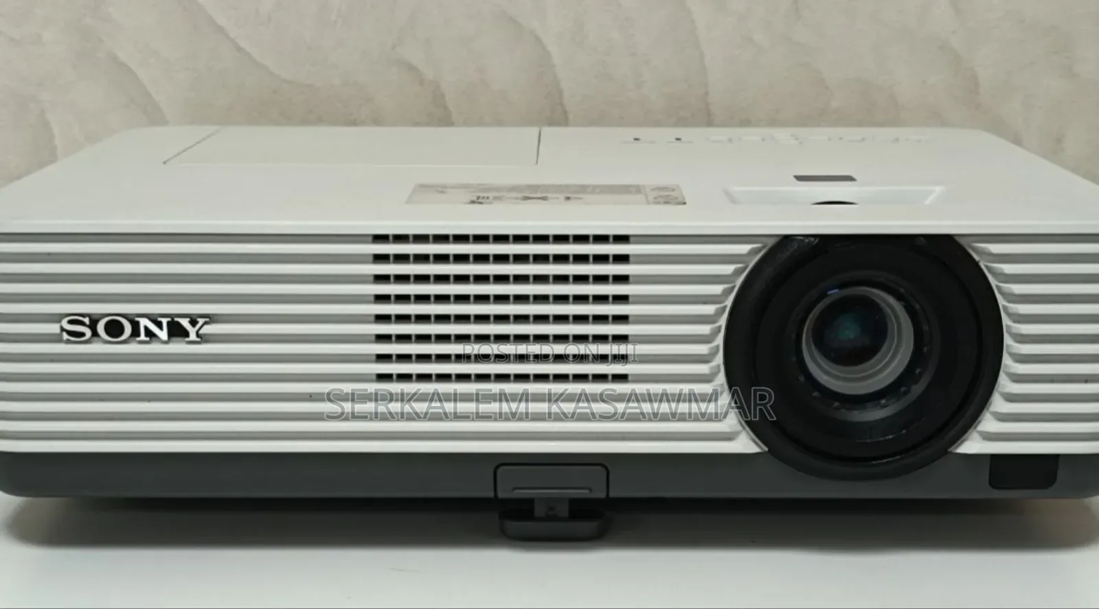 Sony VPL-Dx221 Projector 
Resolution :1024