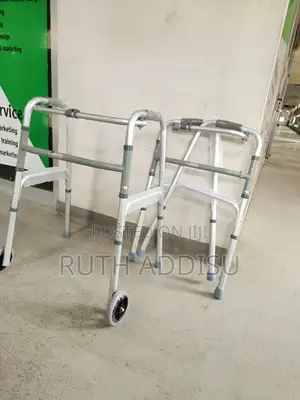 Photo - Walker Foldable Medical Walker前日almunium Walker嵕不walking Aid