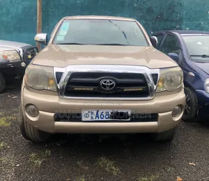 Photo - Toyota Tacoma 2006 Gold