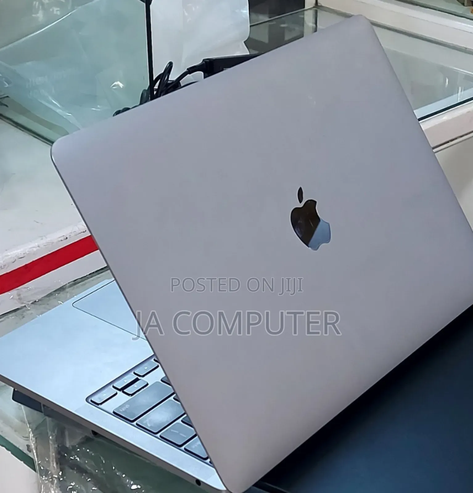 New Laptop Apple MacBook Pro 2022 M2 8GB Apple M2 SSD 256GB