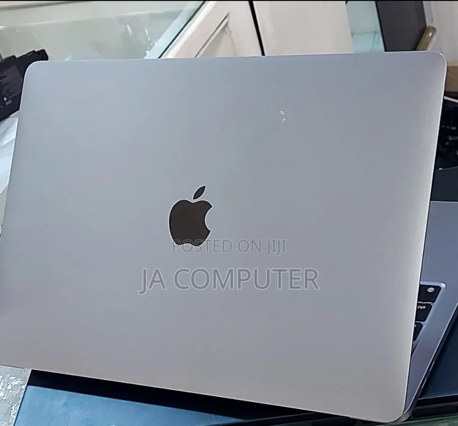New Laptop Apple MacBook Pro 2022 M2 8GB Apple M2 SSD 256GB