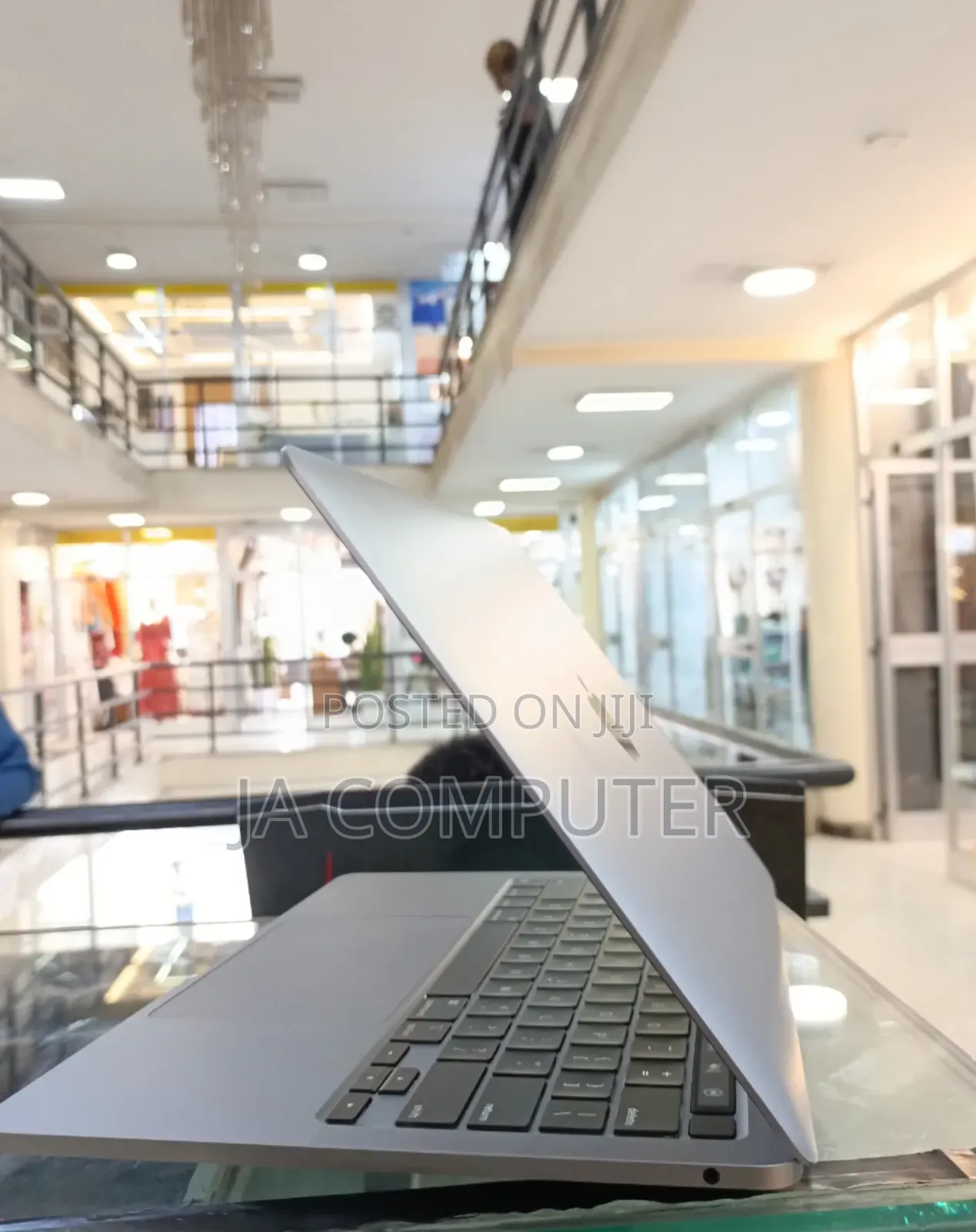 New Laptop Apple MacBook Pro 2022 M2 8GB Apple M2 SSD 256GB