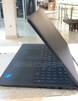 New Laptop Dell Vostro 3520 8GB Intel Core I5 SSD 1T