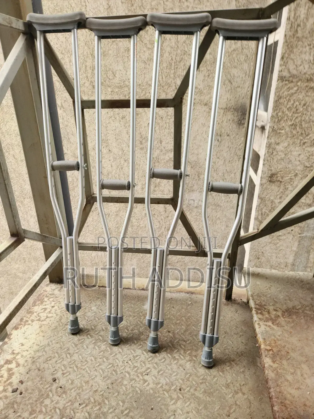 Crutches吃了axillary Bilateral Crutches與日crutches走到crutches