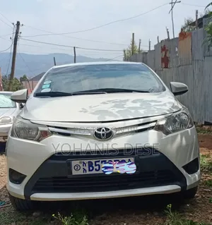 Photo - Toyota Yaris 2016 White