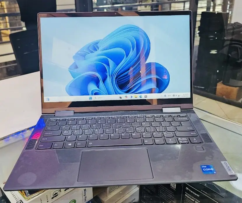 New Laptop Lenovo Yoga 700 8GB Intel Core I5 SSD 512GB