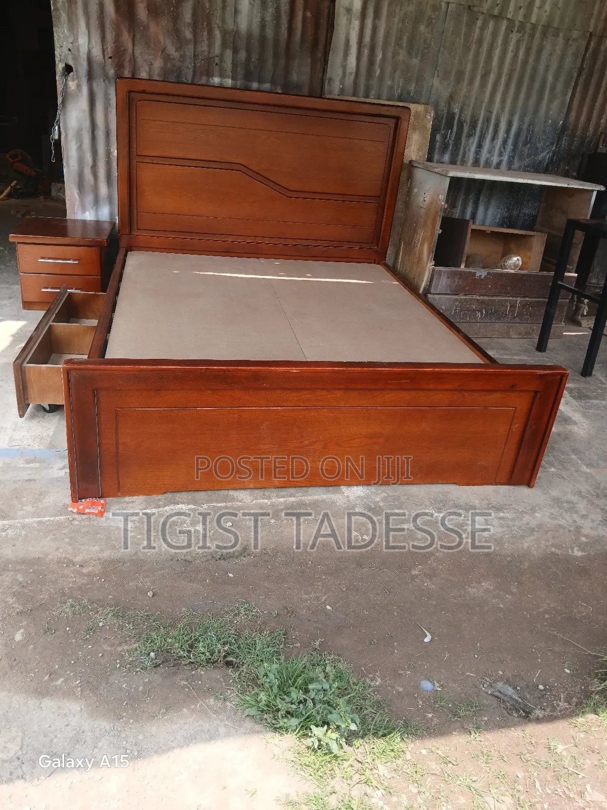 Bed Quality በ ኦክ የተሠራ ፅድት ያለ 150ሳሜ በግራ እና በቀኝ መሣቢያ ያለው