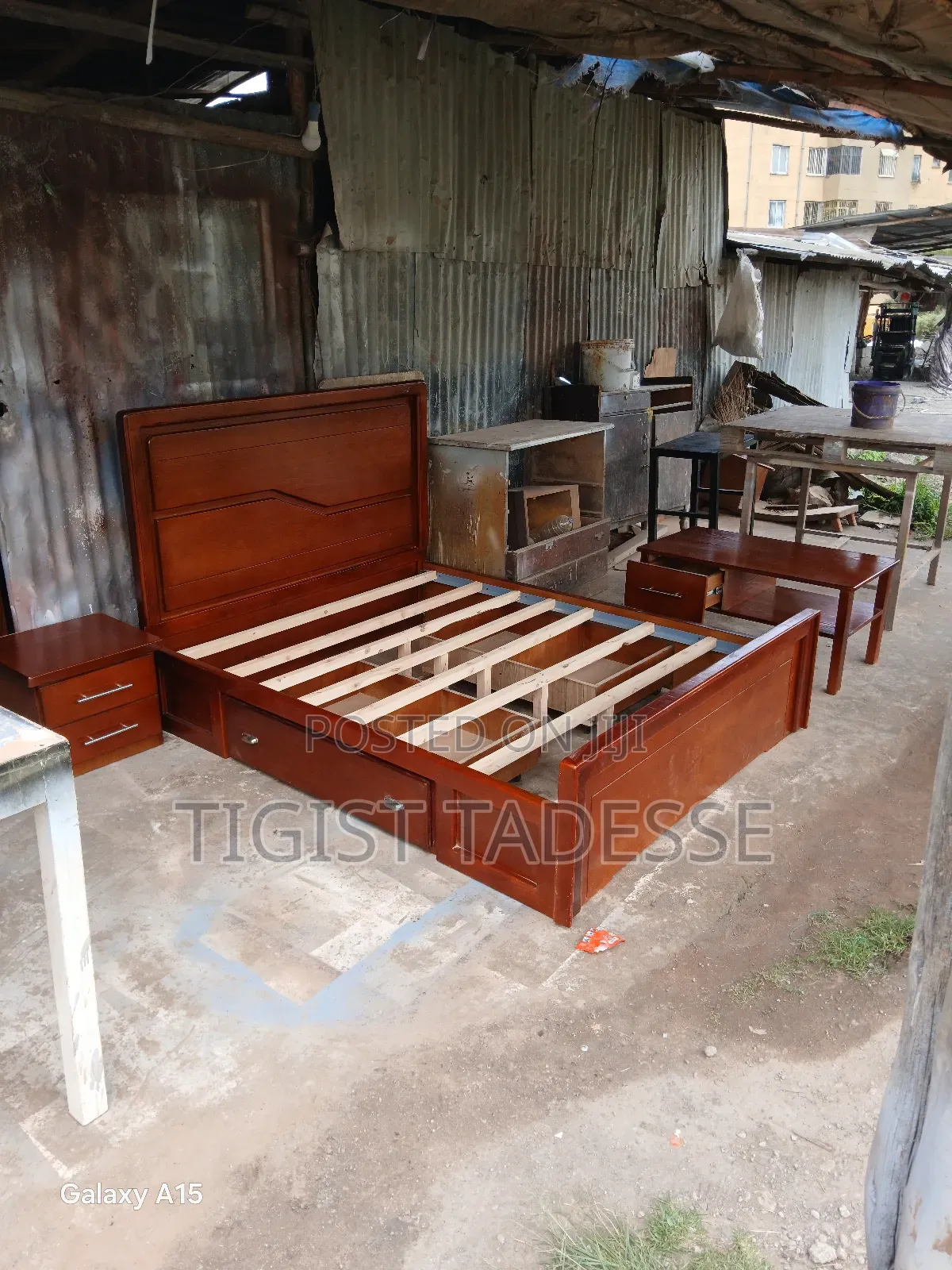 Bed Quality በ ኦክ የተሠራ ፅድት ያለ 150ሳሜ በግራ እና በቀኝ መሣቢያ ያለው