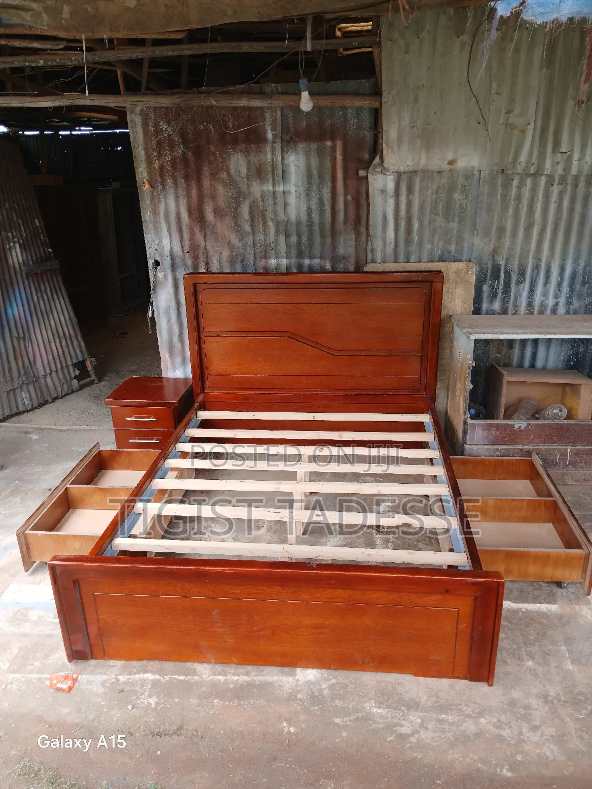 Bed Quality በ ኦክ የተሠራ ፅድት ያለ 150ሳሜ በግራ እና በቀኝ መሣቢያ ያለው