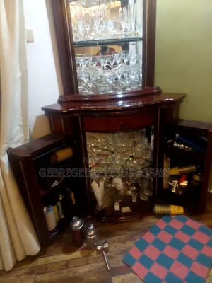Photo - Salon Cabinet