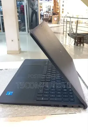 New Laptop Dell Vostro 3520 8GB Intel Core I7 SSD 1T