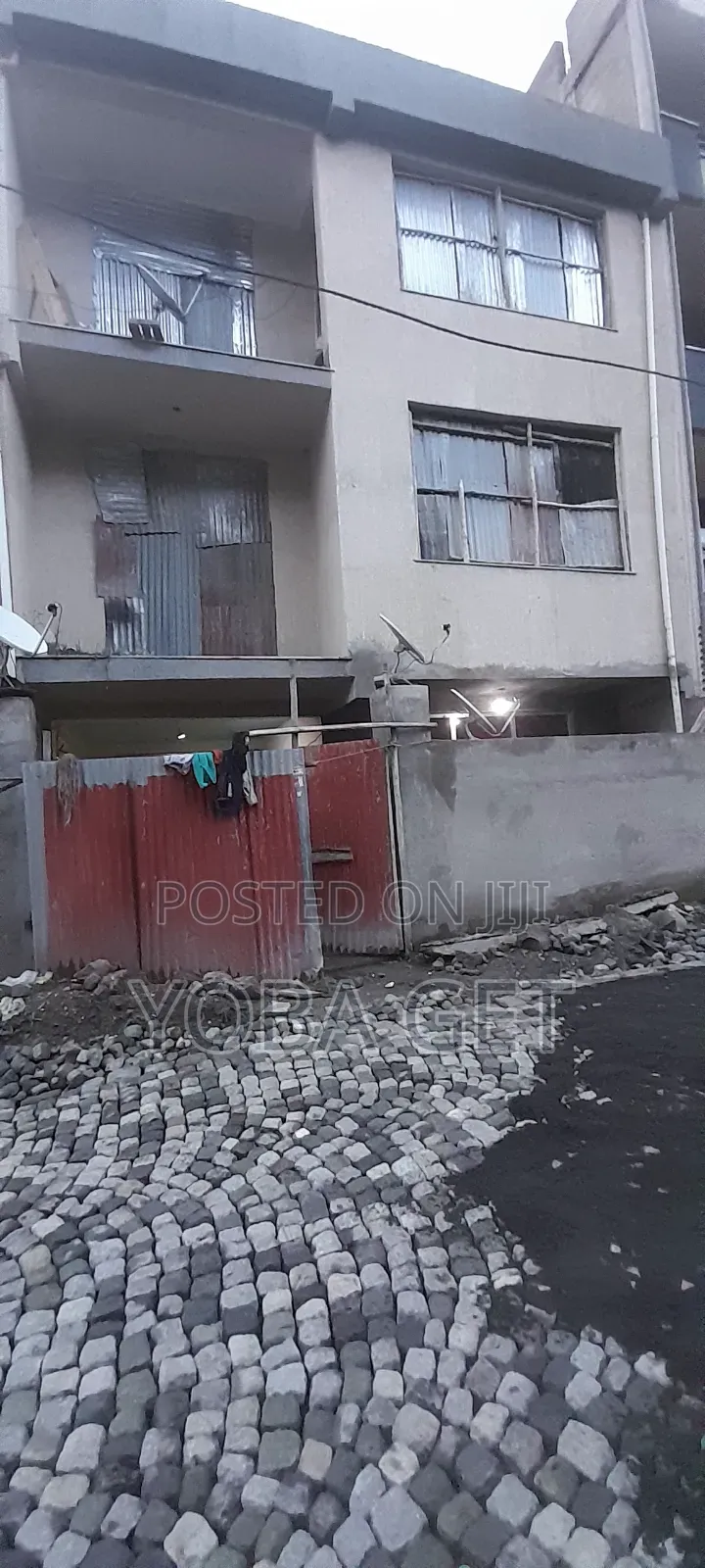 5bdrm House in Akaky Kaliti for sale