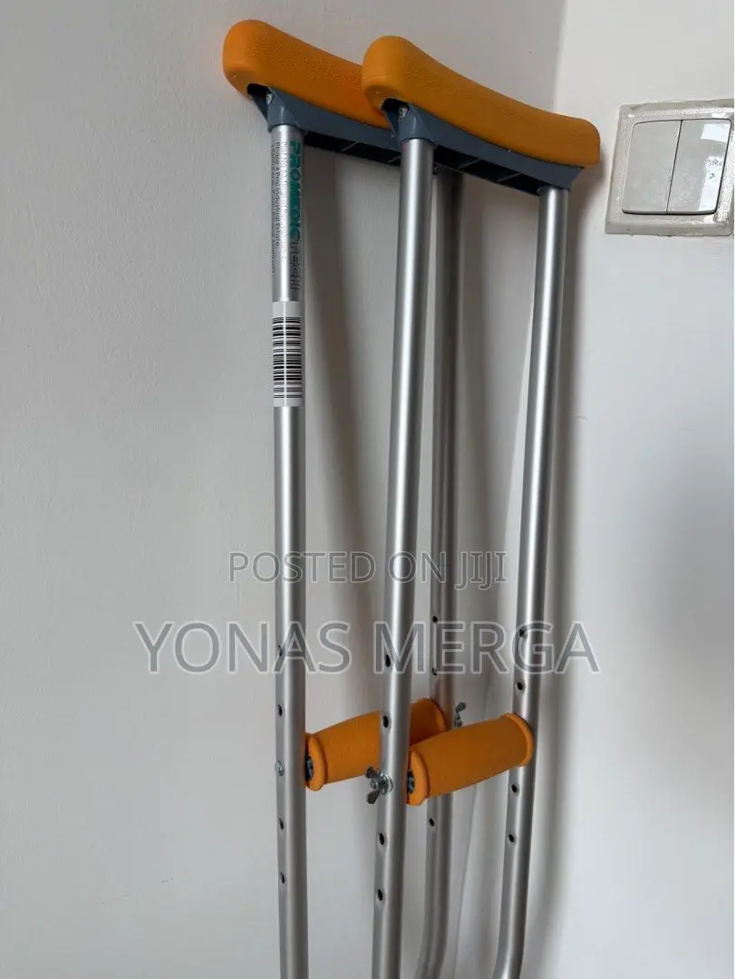Adult Aluminum Crutches豉ذpair of Standard Aluminum Crutches