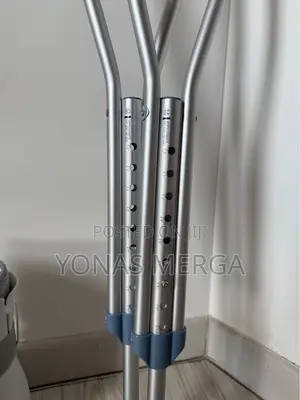 Adult Aluminum Crutches豉ذpair of Standard Aluminum Crutches