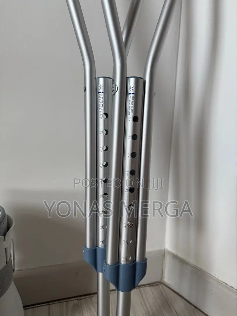 Adult Aluminum Crutches豉ذpair of Standard Aluminum Crutches