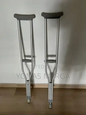 Photo - Aluminum Crutchesم،貢light Crutches十packaged: 1pair Per Case