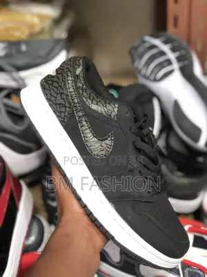 Photo - Air Jordan 1 Low Dunk Black Cement