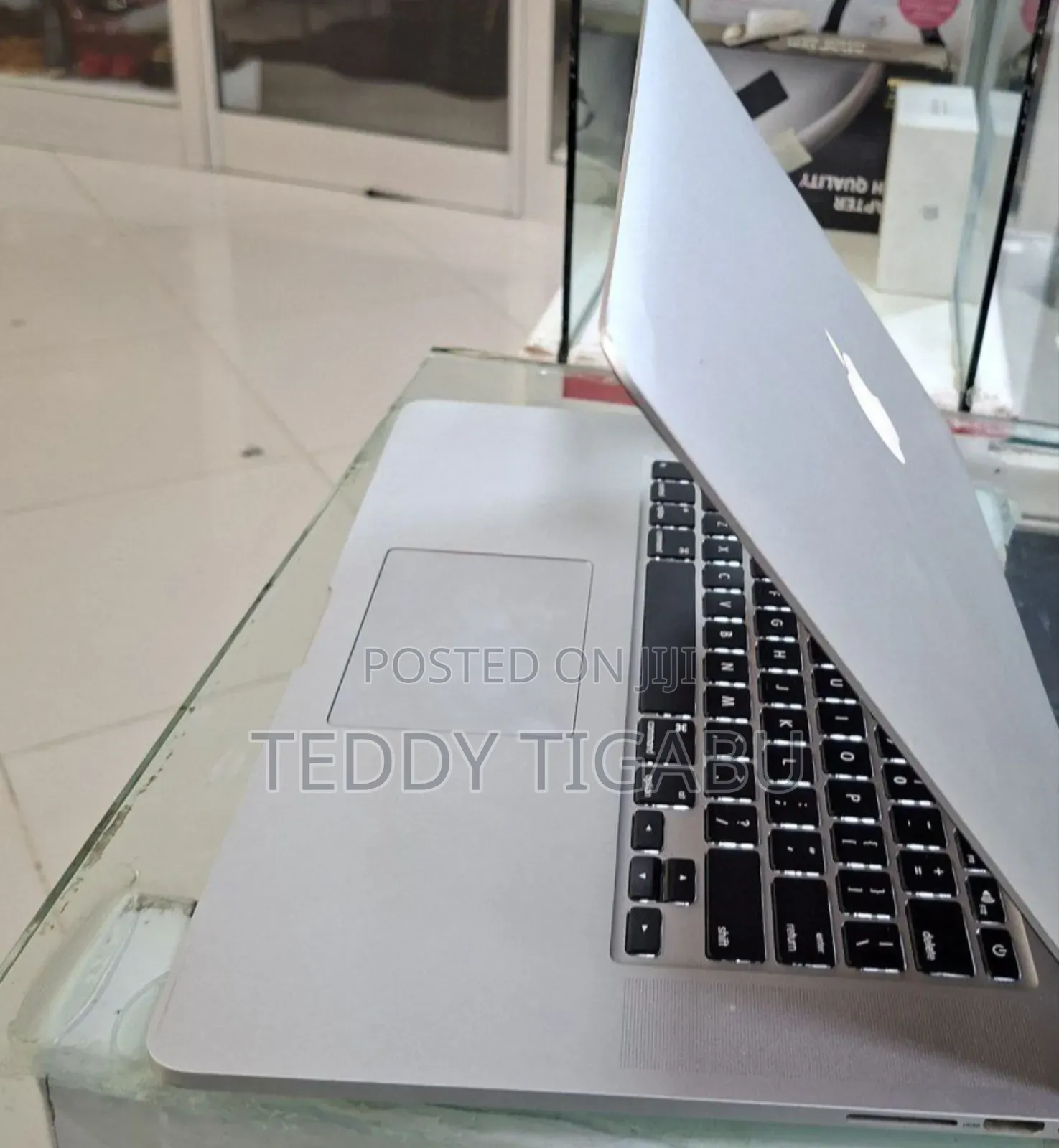 New Laptop Apple MacBook Pro 16GB Intel Core I7 SSD 256GB