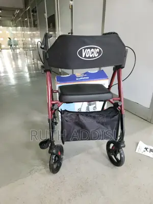 Photo - Walker Medical吃了european Standrd Walker With Seat地球walker